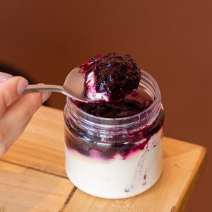 Yogurt proteico blueberry - limón